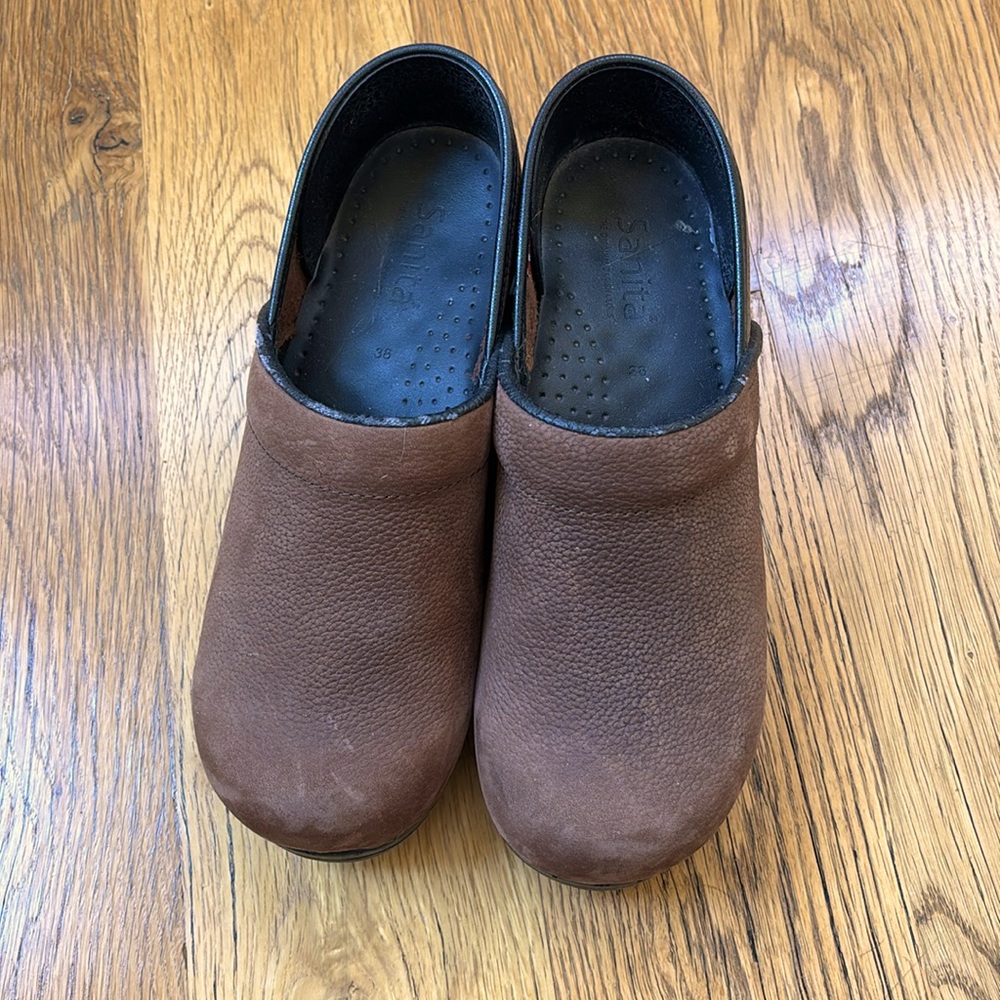 Brown Sanitas suede/leather clogs